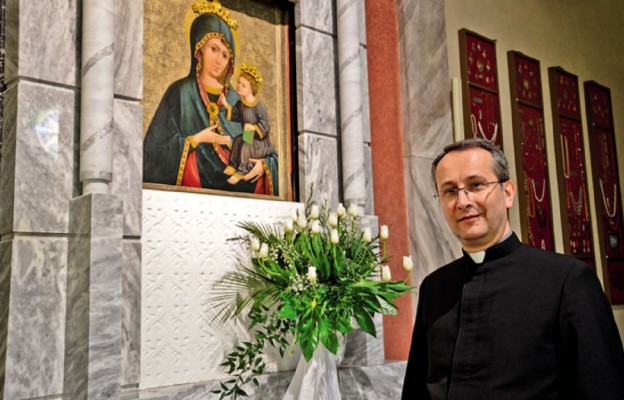 Proboszcz ks. Bogusław Pociask SCJ przy obrazie Matki Błogosławionego Macierzyństwa
