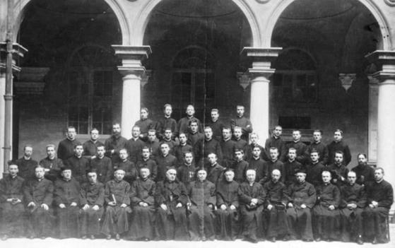 dehon-with-unknown-group-8.jpg