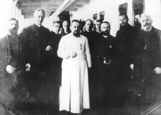 dehon-with-unknown-group-6.jpg
